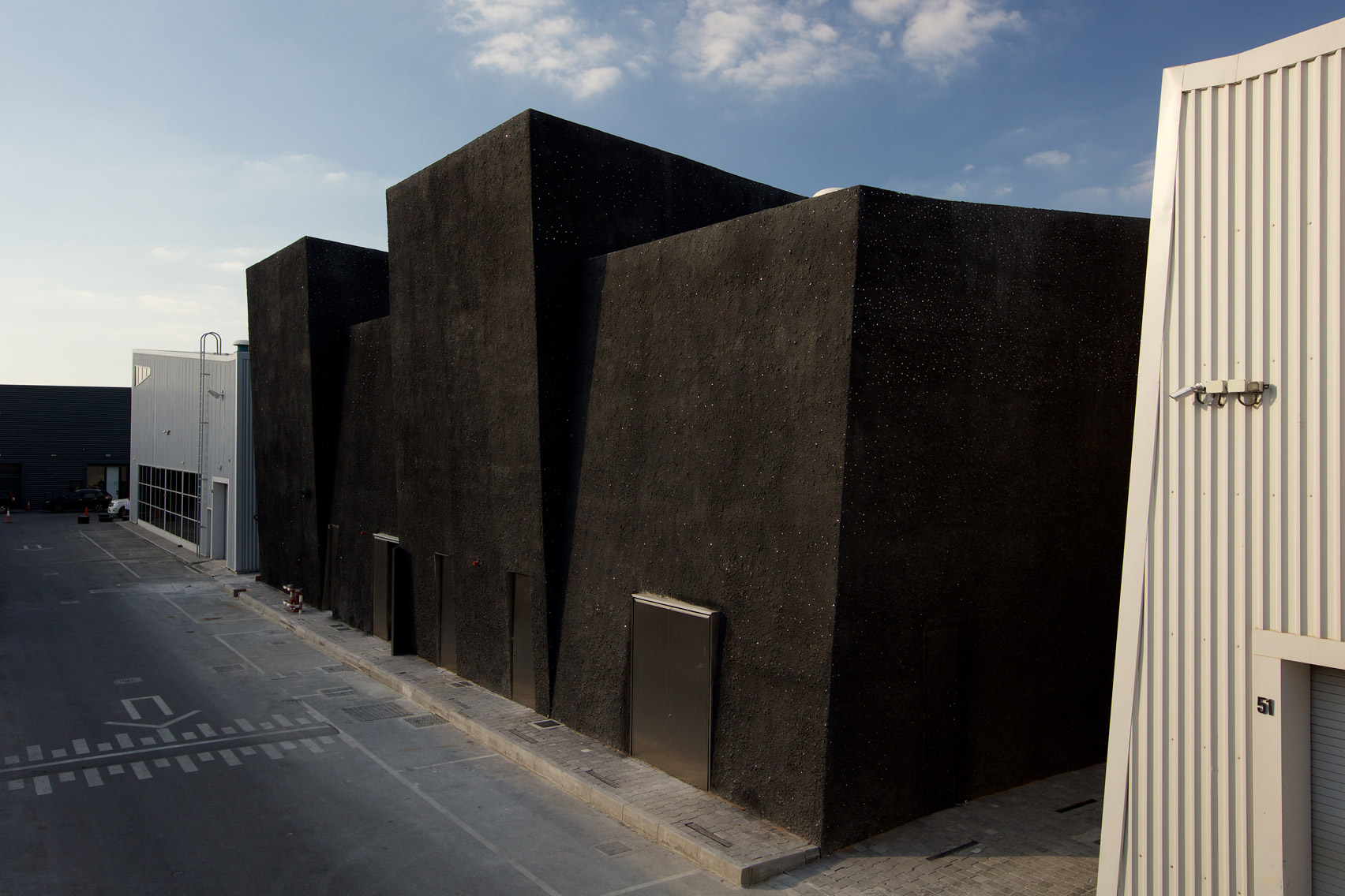 Fachada posterior galeria Concrete en Dubai